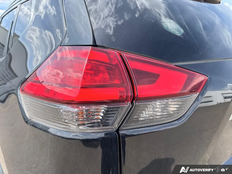 USED 2017 Nissan Rogue SL Platinum - Black Exterior - $19,976 - Stock #E50046B - VIN 5N1AT2MV1HC870147 - Photo 11
