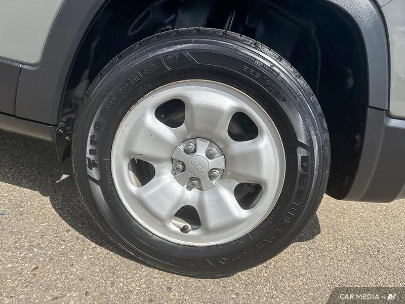 2022 Jeep Cherokee Sport photo 4