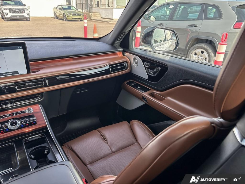 USED 2022 Lincoln Aviator Reserve - Pristine White Tri-coat Exterior / ROAST, PREMIUM LEATHER HEATED/VENTILATED CAPTAIN'S CHAIRS Interior - $48,942 - Stock #E60988A - VIN 5LM5J7XC3NGL16432 - Photo 25