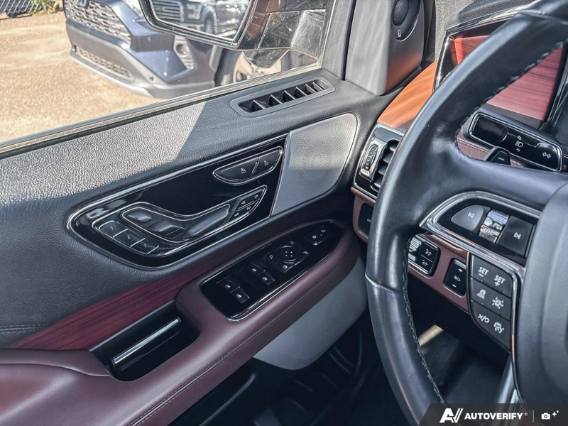 USED 2022 Lincoln Navigator Reserve - Infinite Black Metallic Exterior / BLACK ONYX/ROAST PREMIUM LEATHER Interior - $55,976 - Stock #E60212A - VIN 5LMJJ2LT3NEL09385 - Photo 17