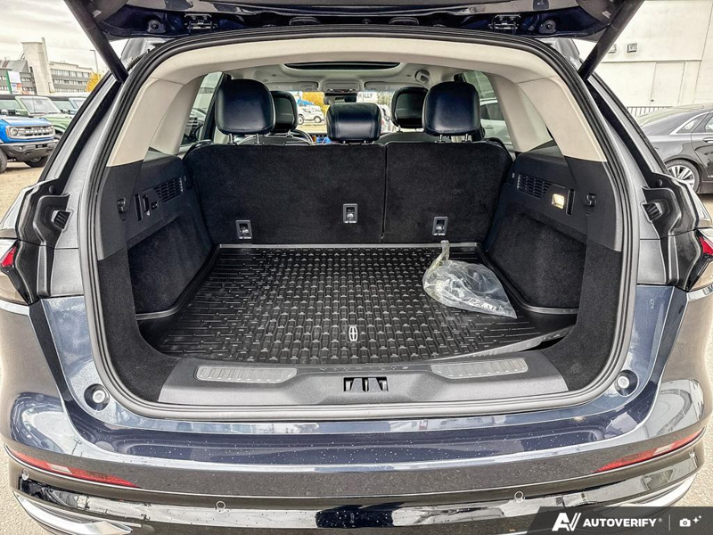 USED 2024 Lincoln Nautilus Reserve - Blue Panther Metallic Clearcoat Exterior / ALLURA BLUE, PREM LTHR-TRIMMED HEATED/VENTILATED CAPTAIN SEATS Interior - $60,925 - Stock #E60812A - VIN 5LMPJ8KAXRJ837614 - Photo 12