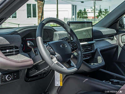 2025 Ford Explorer Platinum 1